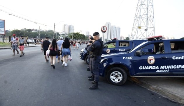 Foto de guardas fazendo ronda em bloco de Carnaval