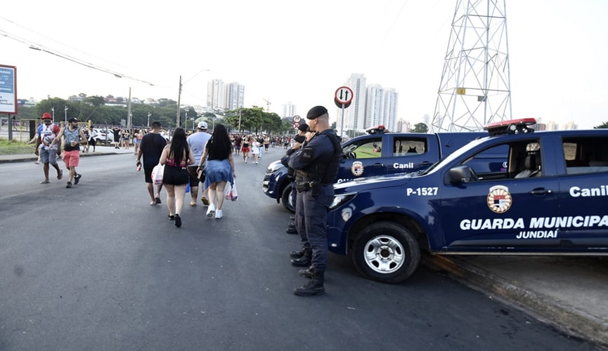 Foto de guardas fazendo ronda em bloco de Carnaval