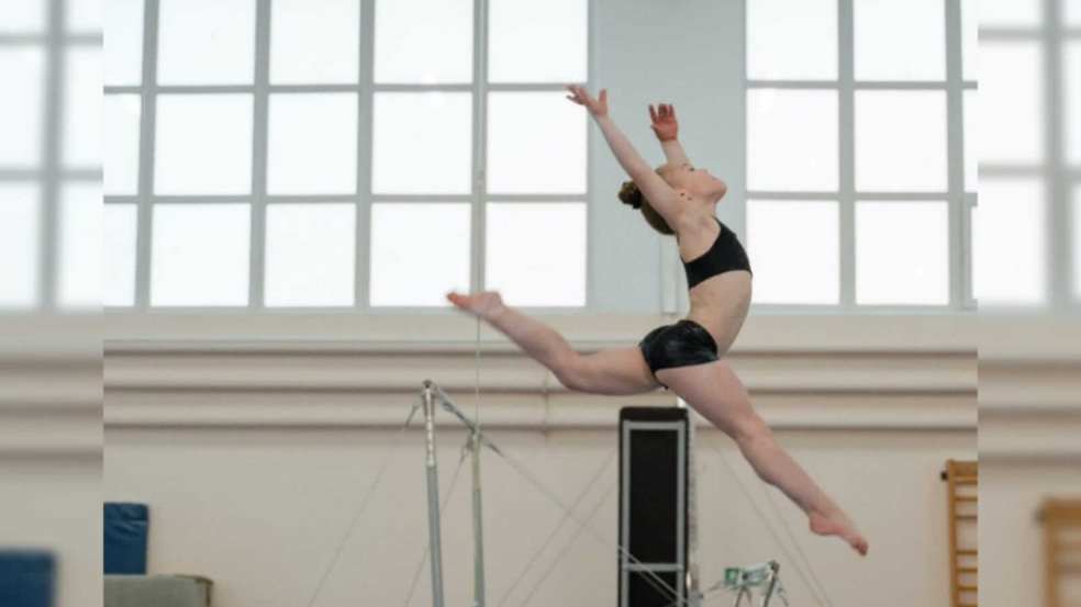 menina fazendo ginastica artistica