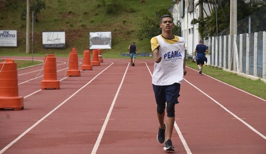 Foto de rapaz correndo em pista