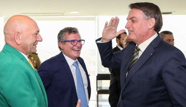 Foto do dono da Havan cumprimentando Bolsonaro