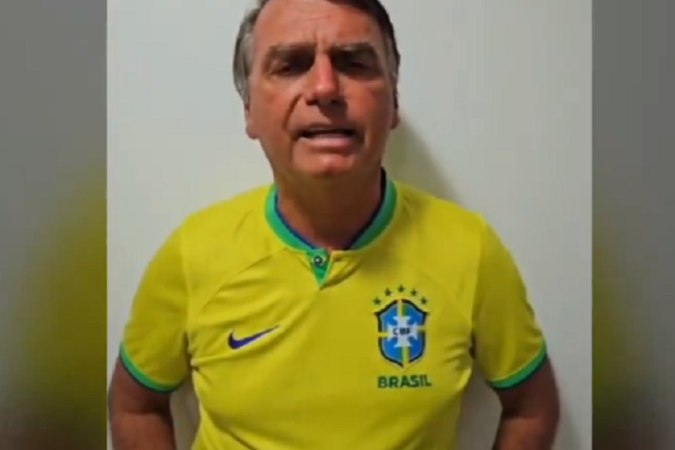 Ex-presidente Bolsonaro com camiseta da seleção brasileira convocando apoiadores para manifestação na Av. Paulista para o dia 25 de fevereiro Ex-presidente Bolsonaro com camiseta da seleção brasileira convocando apoiadores para manifestação na Av. Paulista para o dia 25 de fevereiro