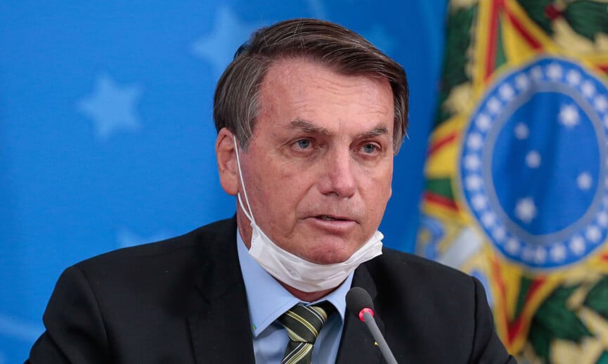 Bolsonaro com a mascara no queixo