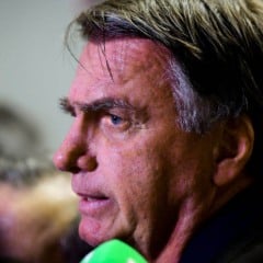 Jair Bolsonaro em close, olhando para o lado, durante declara&ccedil;&atilde;o &agrave; imprensa.