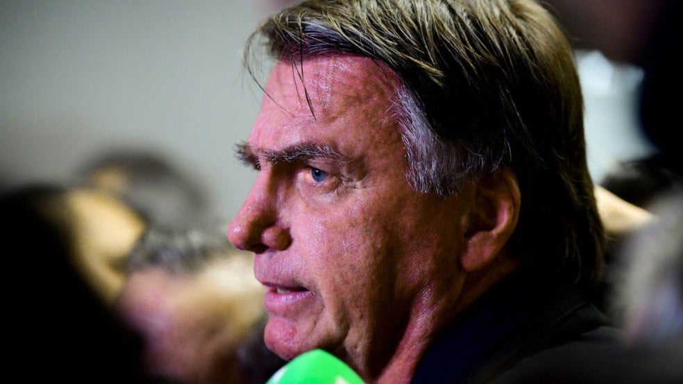Jair Bolsonaro em close, olhando para o lado, durante declaração à imprensa.