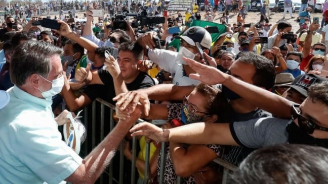 O presidente da República, Jair Bolsonaro, cumprimenta populares no Aeroporto Internacional Serra da Capivara de São Raimundo Nonato