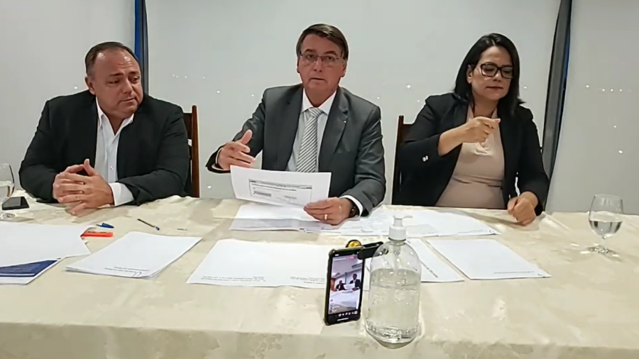 Jair Bolsonaro (sem partido) ao lado do ministro da Saúde, general Eduardo Pazuello, em live semanal realizada no dia 14 Jair Bolsonaro (sem partido) ao lado do ministro da Saúde, general Eduardo Pazuello, em live semanal realizada no dia 14