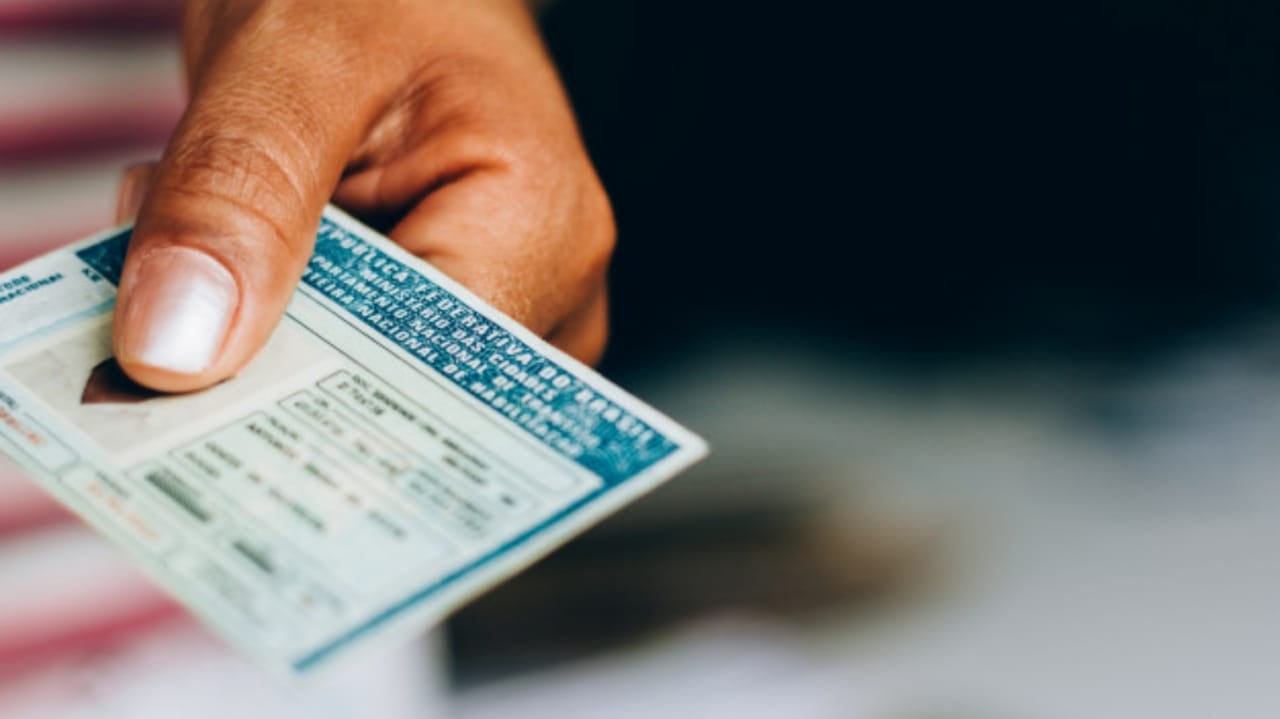 Pessoa segurando CNH