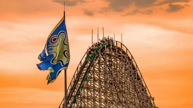 Montanha Russa com bandeira do parque; Hopi Hari abre vagas