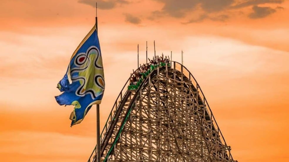 Montanha Russa com bandeira do parque; Hopi Hari abre vagas
