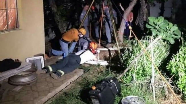 Bombeiros resgatando idosa que caiu em poço em Campo Limpo Paulista