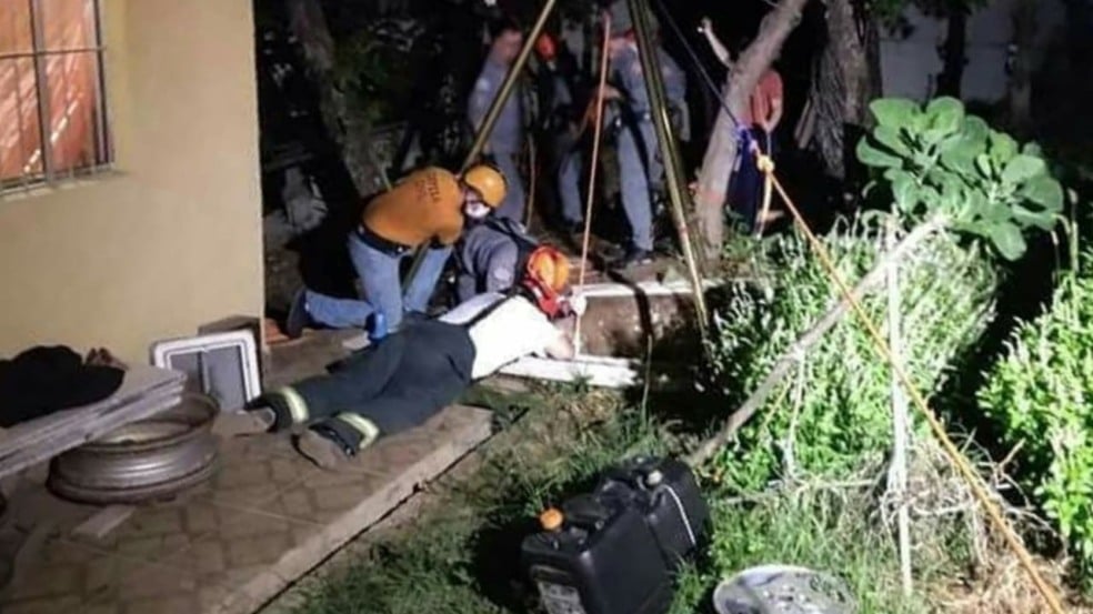 Bombeiros resgatando idosa que caiu em poço em Campo Limpo Paulista