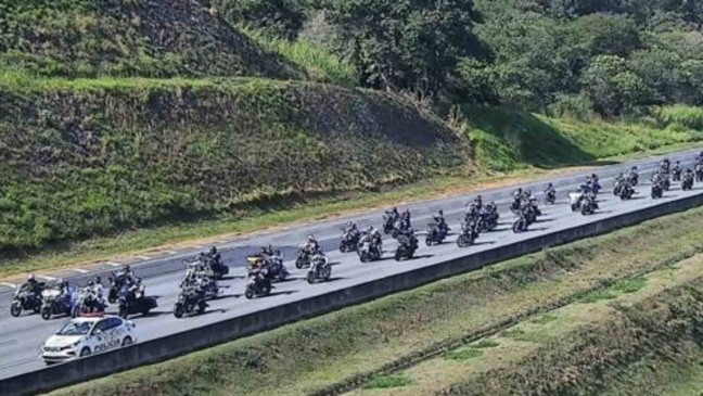 Motociclistas em rodovia.