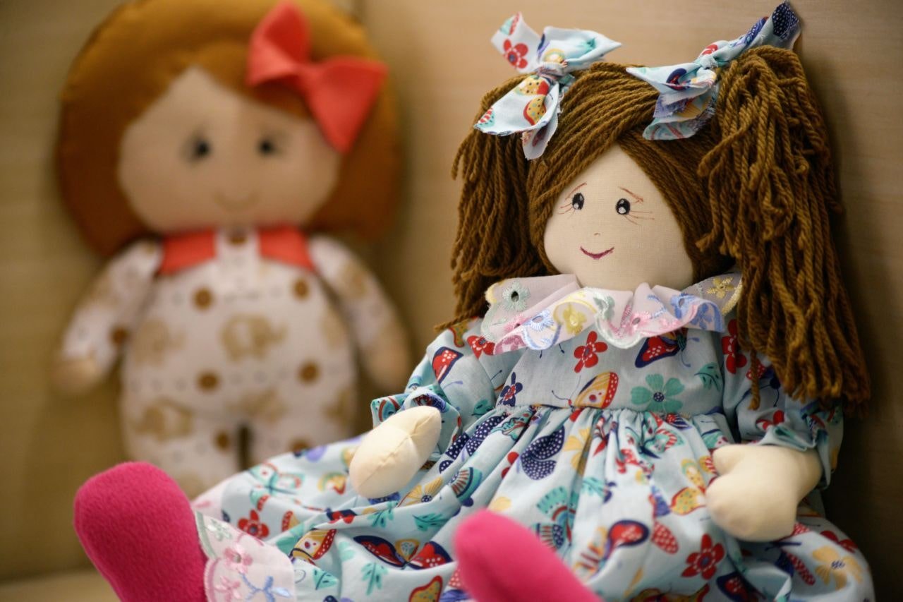 Duas bonecas de pano.