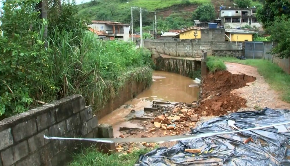 entulhos em córrego