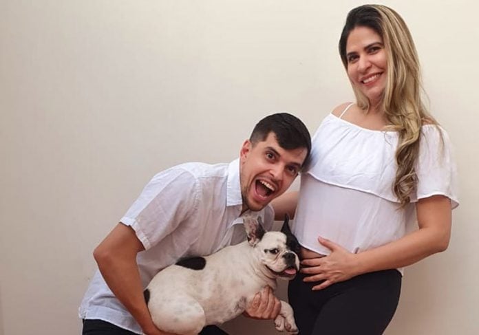 Família comemora gravidez de mulher que foi diagnosticada infértil.