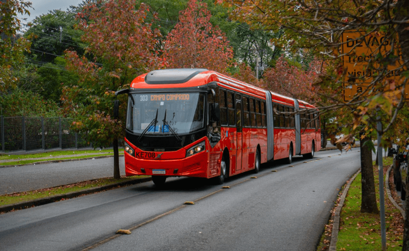 Ônibus BRT vermelho em rua Ônibus BRT vermelho em rua