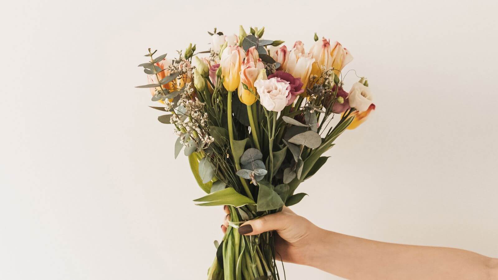 pessoa segurando buquê de flores
