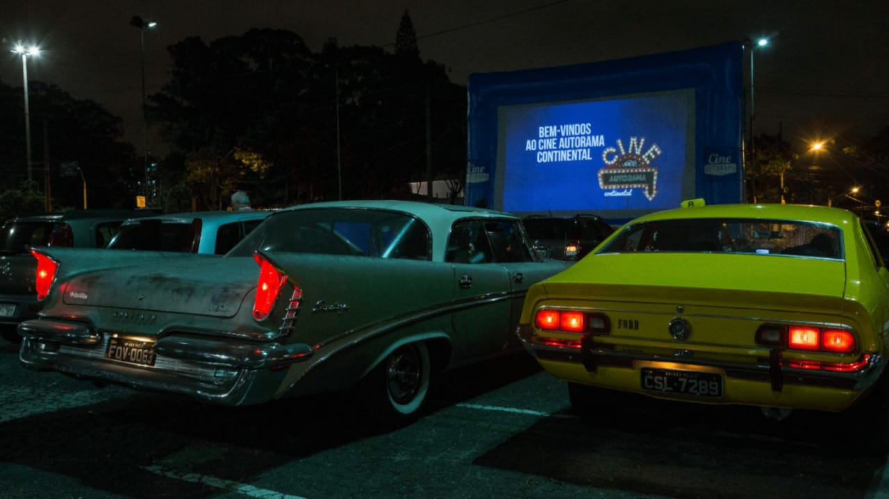 Carros em Cinema Drive-In