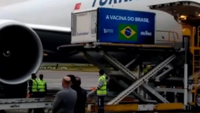 Carga com insumo para produção da CoronaVac chegou ao aeroporto de Guarulhos nesta manhã