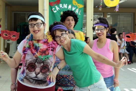 meninas com máscaras coloridas e brilhantes