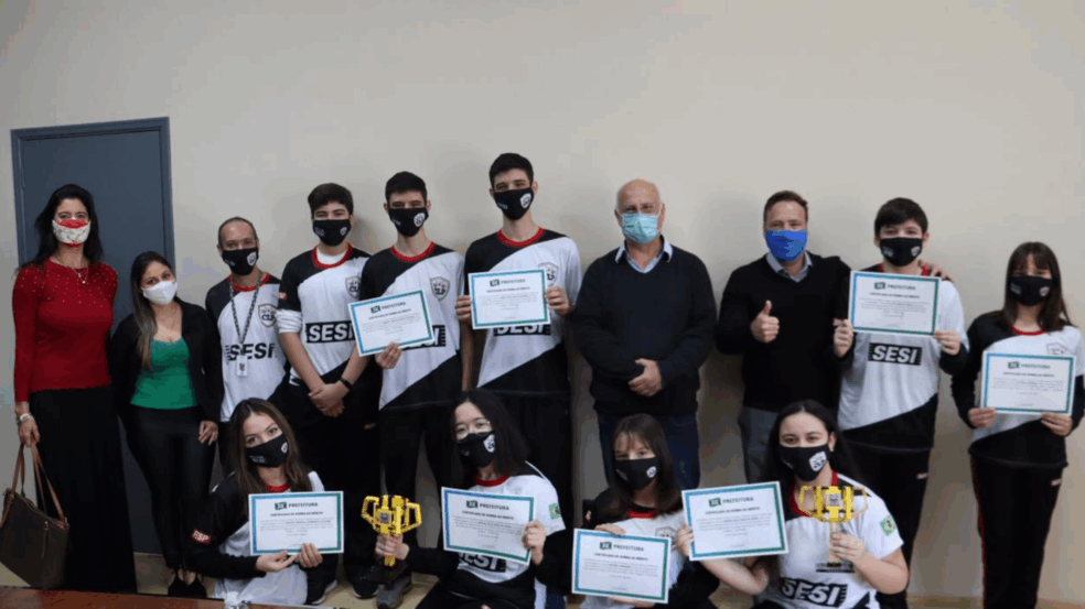 Prefeito de Campo Limpo Paulista recebe campeões do Festival Sesi de Robótica 2021