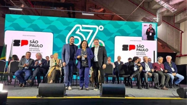 Prefeita de Cabreúva recebe prêmio de Gestão Pública no 67º Congresso Estadual de Municípios em São Paulo.