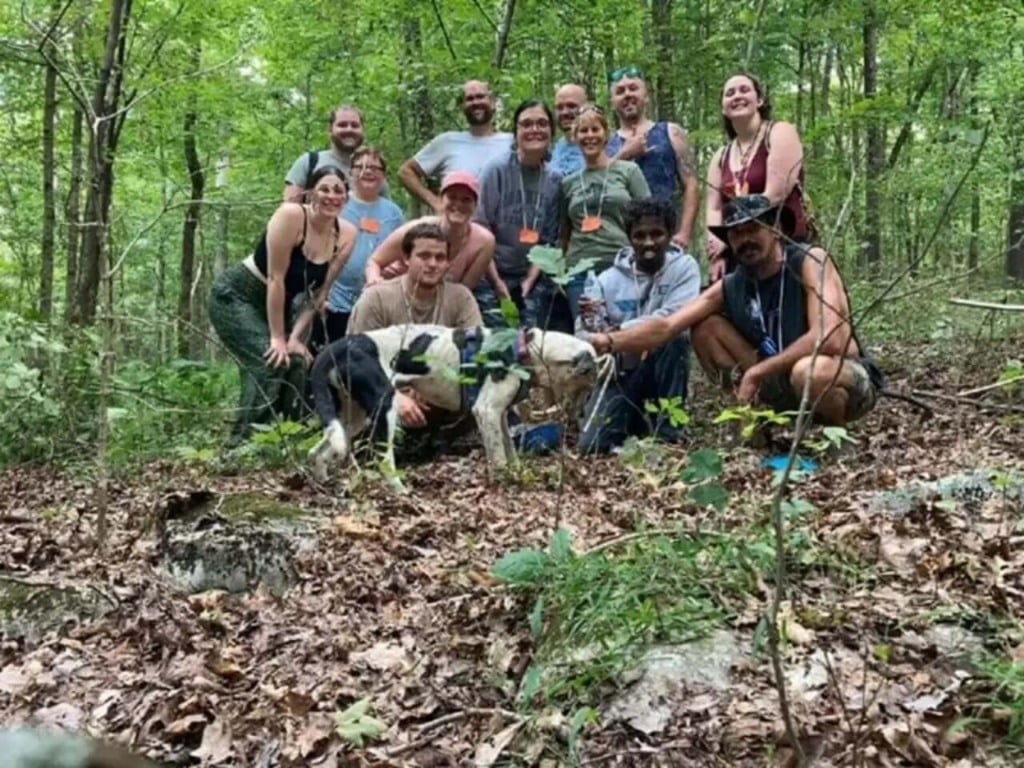 Grupo de exploradores com cachorro encontrado em caverna
