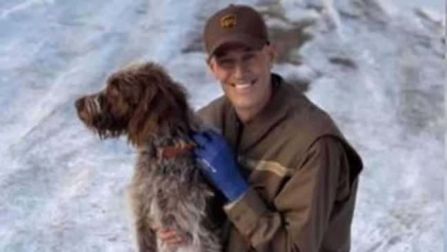 Homem abraçado com cachorro