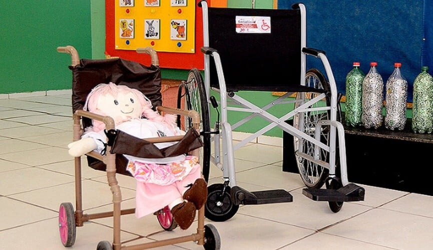 Professora constrói cadeira de rodas de PVC para ensinar acessibilidade aos alunos em Várzea Paulista