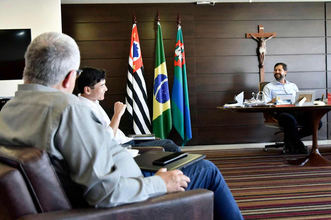 Prefeito Luiz Fernando recebe representantes da Aplinova