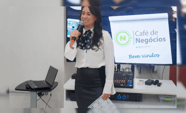 Mulher fala em frente à data show