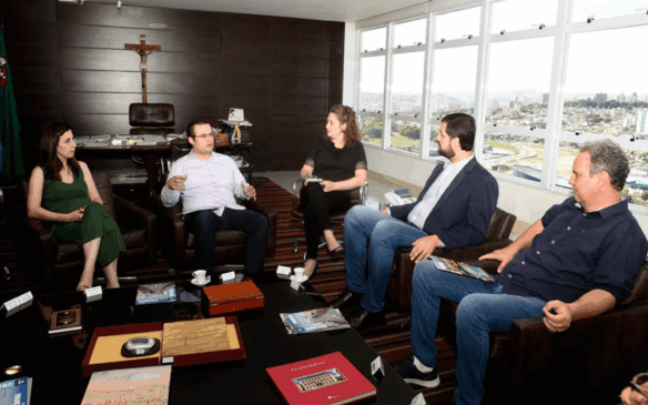 Membros do governo, empresários e gestores de empresas instaladas na cidade participam das reuniões no Paço. (Foto: Reprodução/Prefeitura Municipal de Jundiaí)