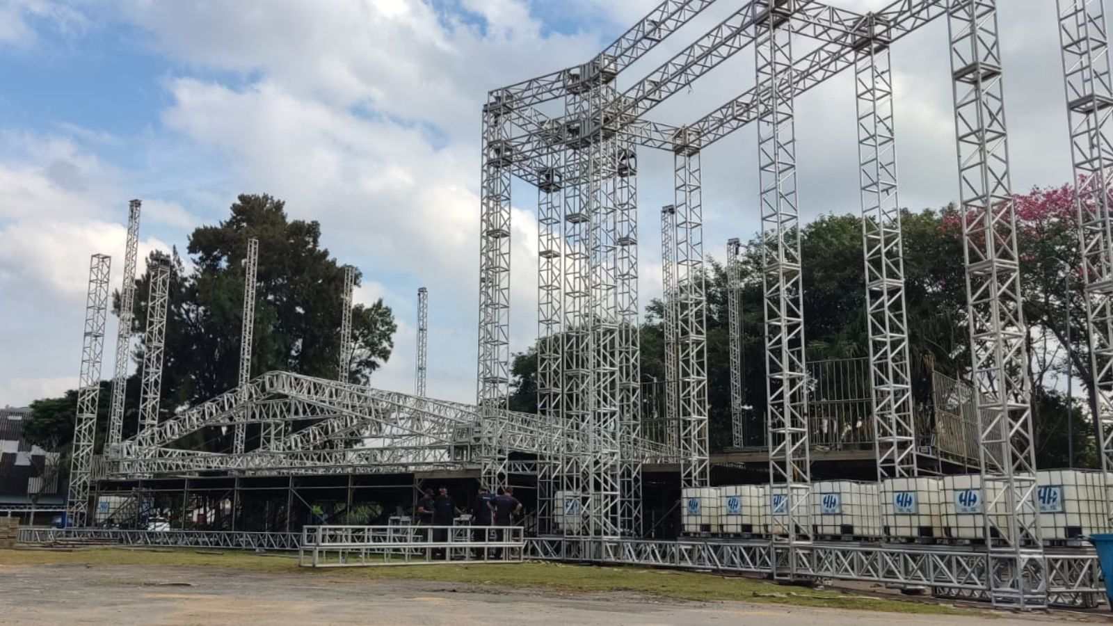 Estrutura metálica do palco do Cajamar Rodeo Fest 2025.