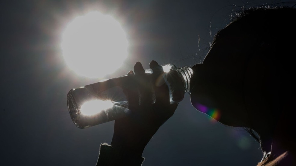 Mulher tomando água