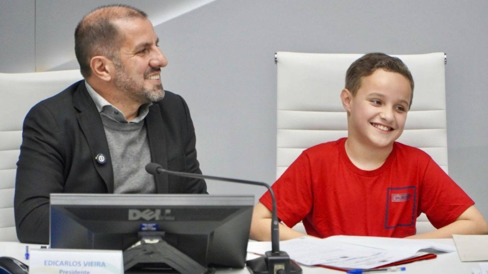 Edicarlos ao lado de criança.