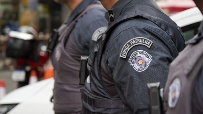 Câmeras corporais em uniforme.