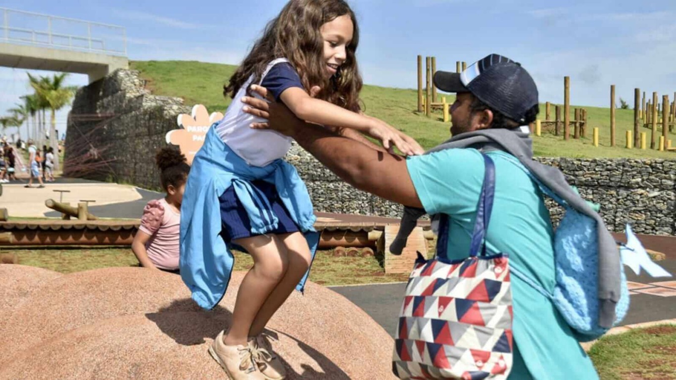 Homem brincando com enteada no Mundo das Crianças
