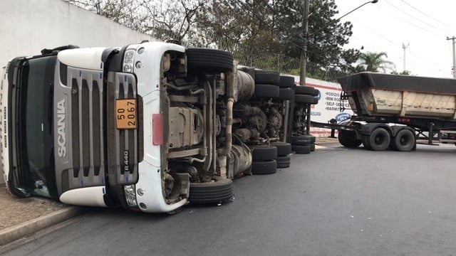 Caminhão após tombar e derrubar carga tóxica em rotatória de Jundiaí