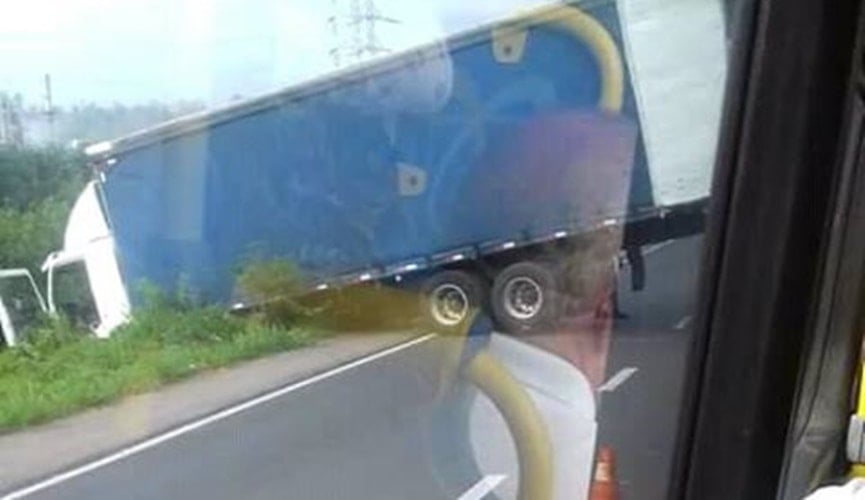 Caminhão provoca acidente na Marginal do Rio Jundiaí