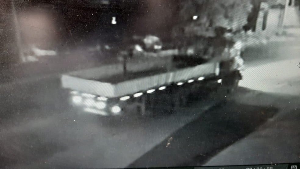 Caminhoneiro que atropelou e matou guincheiro é indiciado por homicídio culposo