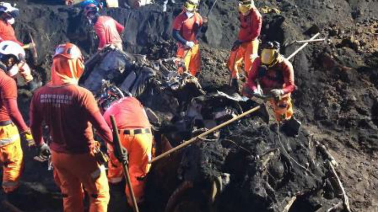 Corpo de Bombeiros encontra caminhonete em Brumadinho
