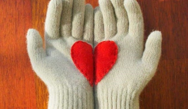 Luva de lã com coração no meio