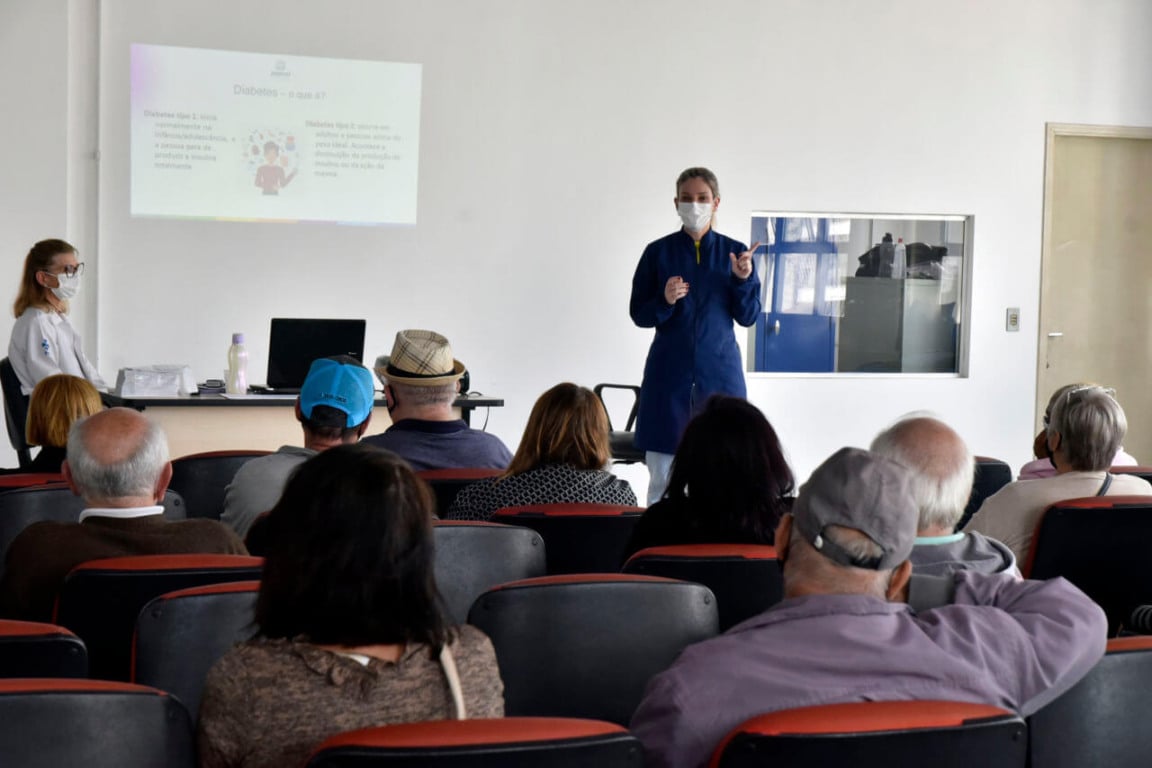 Palestras são realizadas no NIS para informação sobre a doença e orientação sobre o uso de insumos Palestras são realizadas no NIS para informação sobre a doença e orientação sobre o uso de insumos