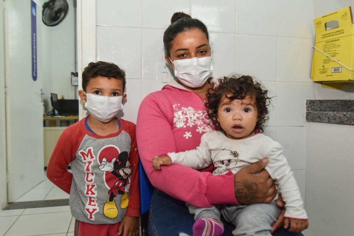 Mesmo com o tempo chuvoso, Daniela levou os dois filhos na UBS Agapeama