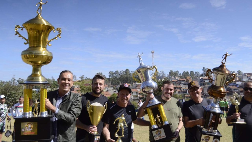 Campeões posam com troféus na final do Amador de Várzea Paulista, evento apoiado pelo prefeito Rodolfo Braga.