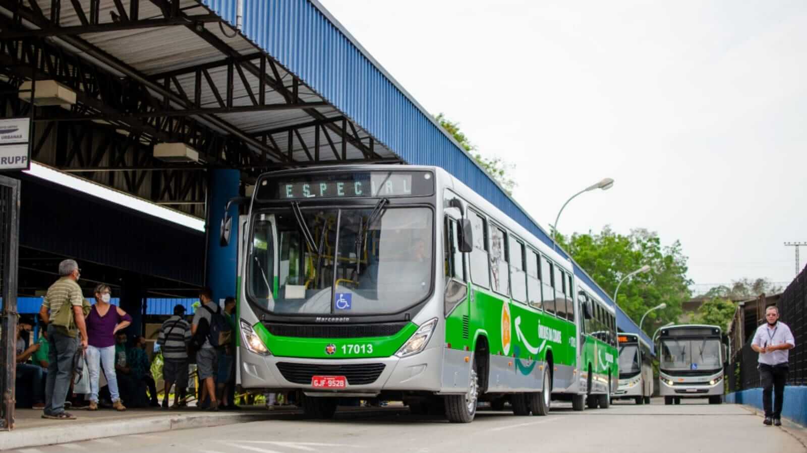 Ônibus no terminal central de Campo Limpo Paulista