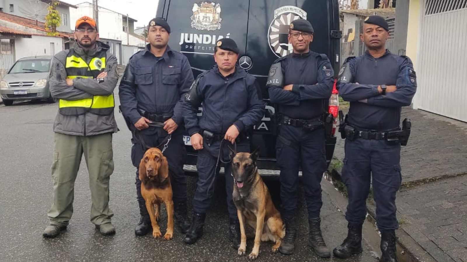 Agentes com cães.
