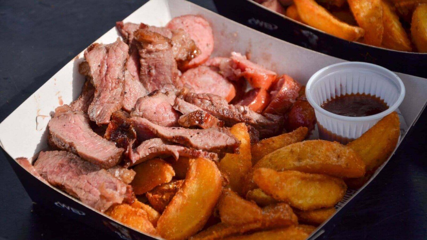 Caixa com churrasco e batata frita