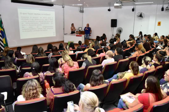 Professores acompanham palestra em auditório